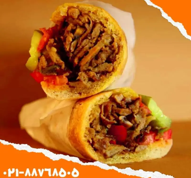 ساندویچ‌های ویژه و خوشمزه اغذیه یگانه: دو نیمه ساندویچ پر گوشت با خیارشور و گوجه. غذای آماده و فست فود لذیذ.