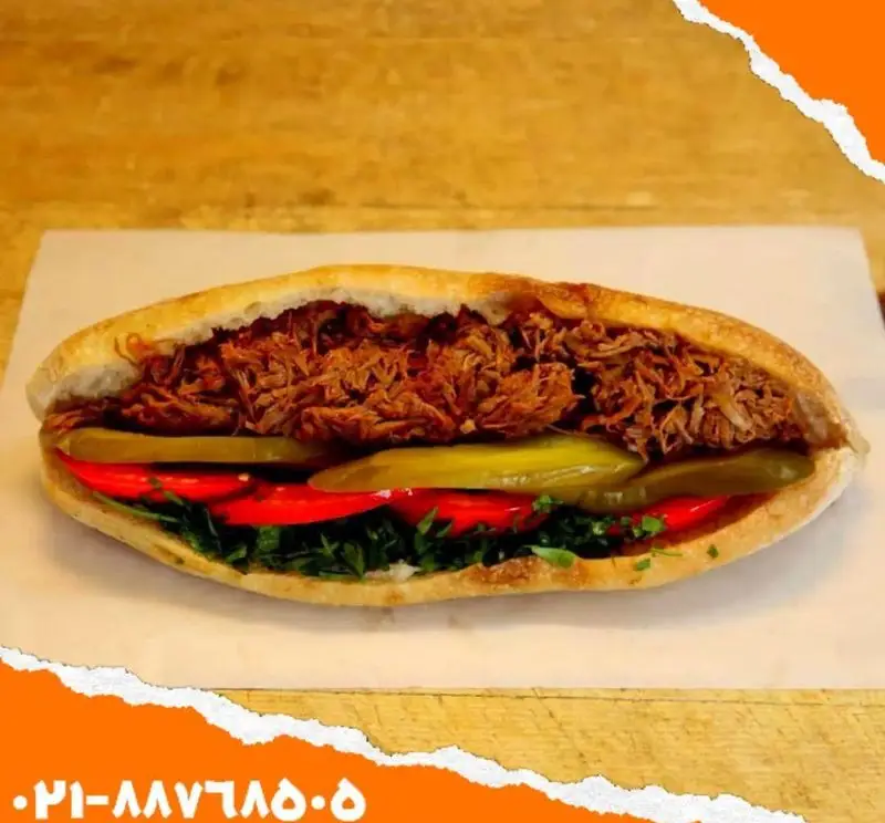 اغذیه یگانه: ساندویچ تنوری با گوشت ریش‌ریش، خیارشور و گوجه تازه، انتخابی عالی برای غذای سریع و خوشمزه.