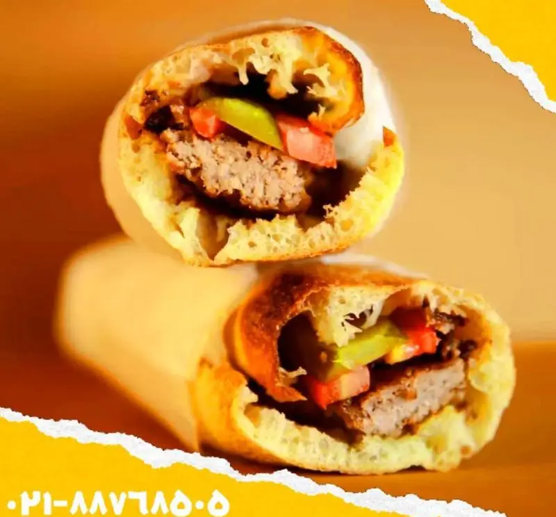 ساندویچ‌های خوشمزه و پرطرفدار اغذیه یگانه با نان تازه، برگر لذیذ، خیارشور و گوجه، انتخابی عالی برای وعده‌ای دلچسب.