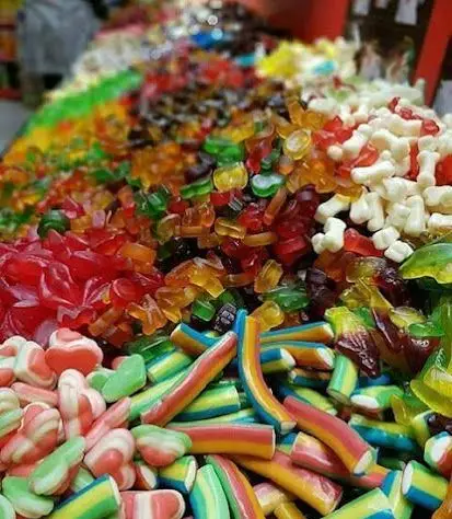 تنوعی خیره‌کننده از پاستیل‌های رنگارنگ و خوشمزه شوکوباکس، شامل پاستیل‌های خرسی، قلبی و نوارهای رنگین‌کمان برای خرید.