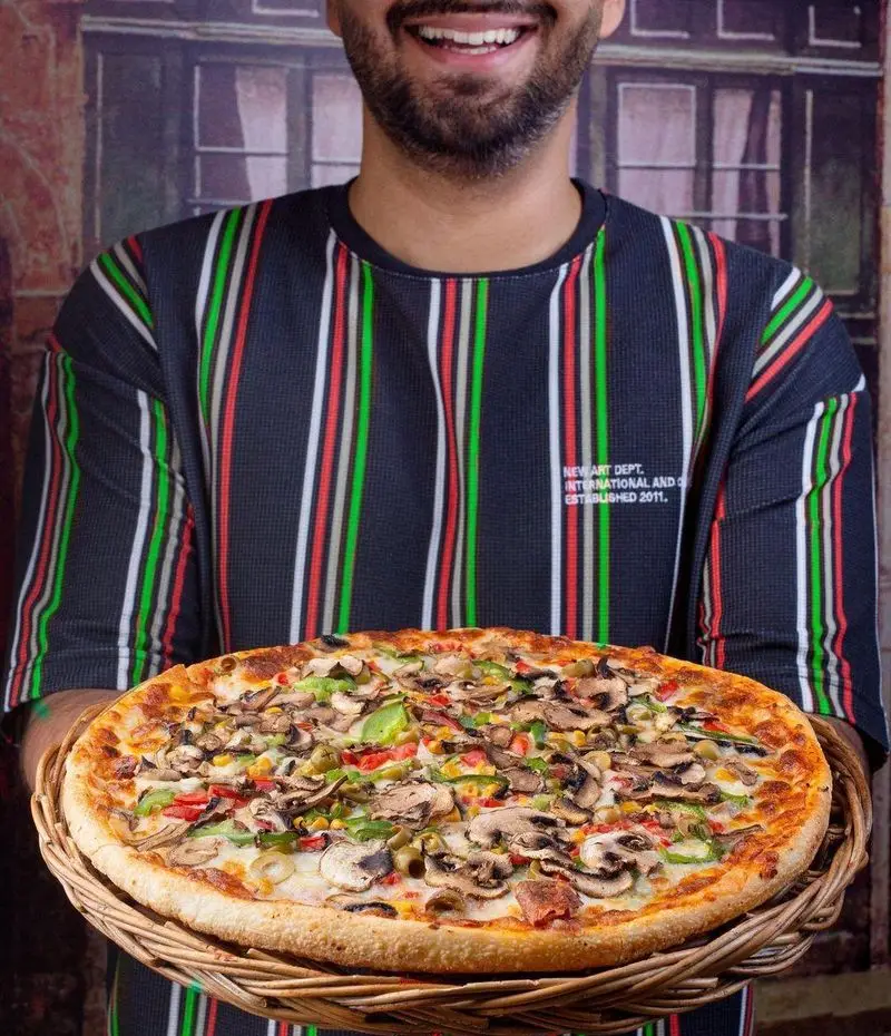 پیتزا در ب در: پیتزای بزرگ سبزیجات تازه و خوشمزه با قارچ، فلفل، زیتون و ذرت، آماده سفارش آنلاین و تحویل سریع.