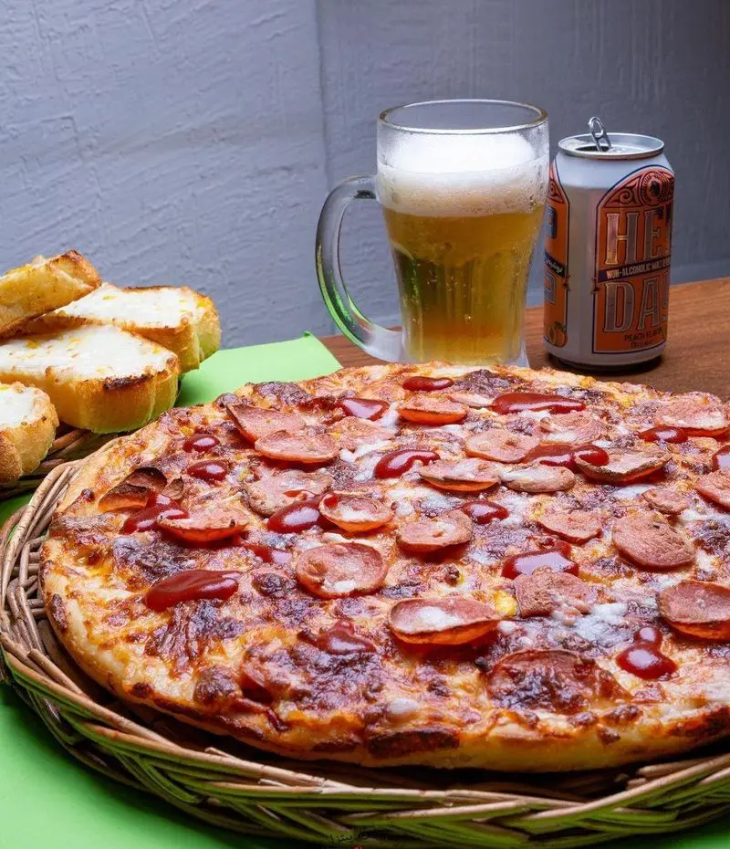 پیتزا در ب در: یک پیتزای خوشمزه بزرگ با سس مخصوص و سوسیس به همراه نان سیر داغ و ماءالشعیر خنک. بهترین سفارش آنلاین.