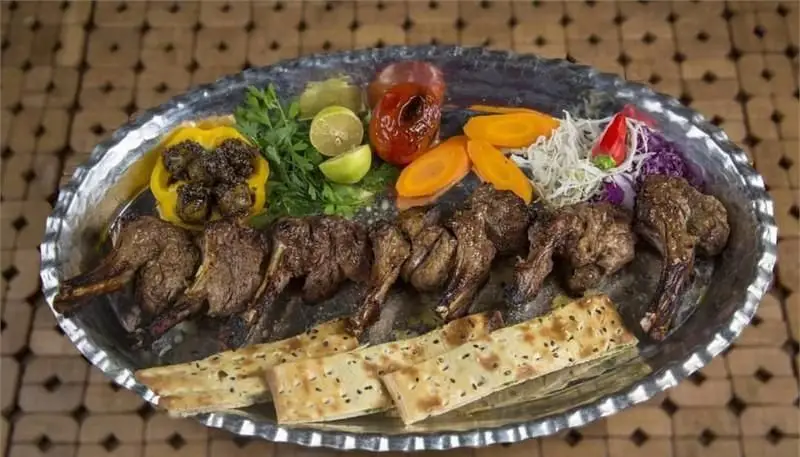 بشقاب دنده کباب و شیشلیک ویژه رستوران مسینه، با نان تازه، فلفل دلمه‌ای، گوجه و سبزیجات معطر. غذای اصیل ایرانی.