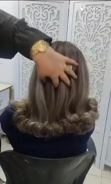 مدل شینیون موی فر و کرلی شده زنانه با رنگ موی قهوهای زیتونی شیک و جذاب در سالن زیبایی و آرایشگاه تخصصی بانوان تهران