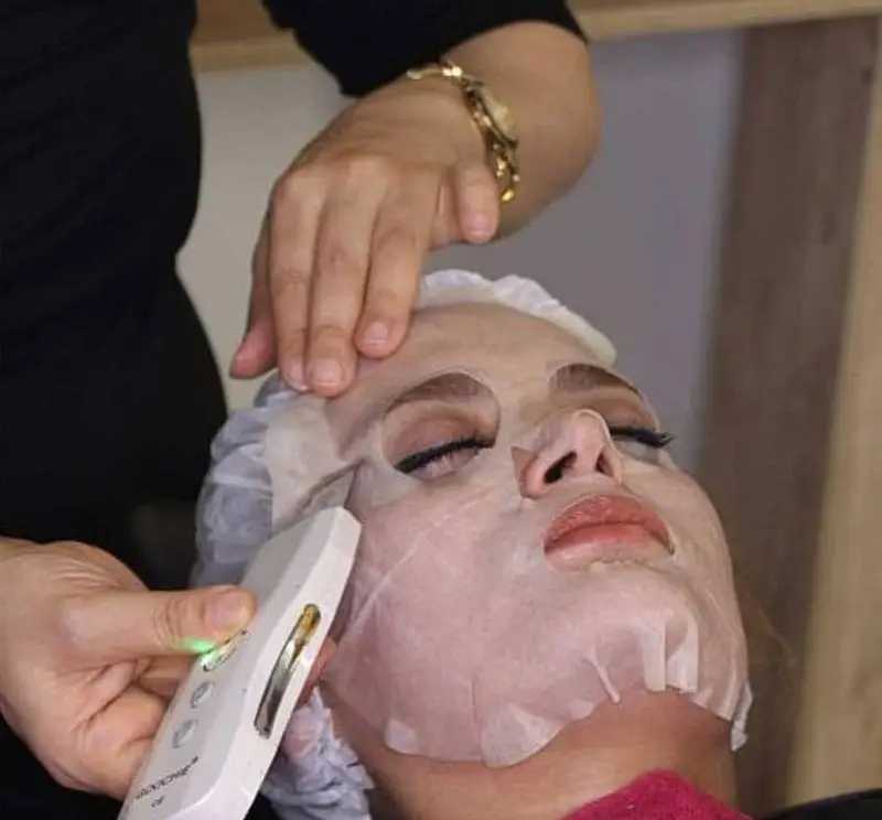 خدمات تخصصی فیشیال و پاکسازی عمیق پوست صورت با ماسک ورقهای مغذی و دستگاه اتوی پوست در سالن زیبایی و کلینیک پوست