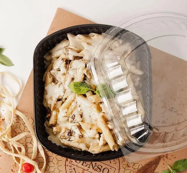 پاستا پنه با سس آلفردو، قارچ و مرغ از کافه و رستوران ایتالیایی سنسو، آماده برای بیرون‌بر. طعم اصیل غذای ایتالیایی را تجربه کنید.