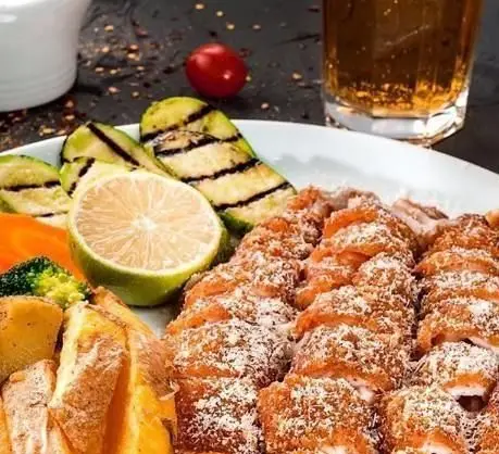 سالمون گریل خوش طعم با پنیر پارمزان، کدو، سیب زمینی تنوری و لیمو در کافه و رستوران ایتالیایی سنسو.