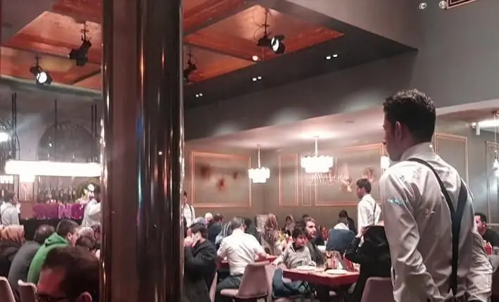 تصویری از فضای دلنشین و دکوراسیون مدرن کافه و رستوران ایتالیایی سنسو، بهترین انتخاب برای دورهمی و لذت بردن از غذاهای ایتالیایی در تهران.