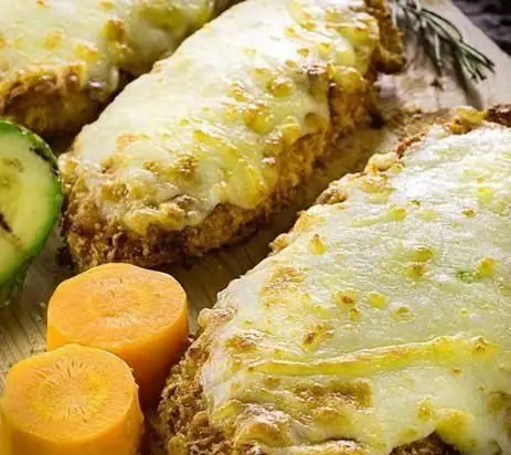 مرغ پارمزان طلایی و خوشمزه سنسو با پنیر آب شده و دورچین سبزیجات، غذایی لذیذ در کافه و رستوران ایتالیایی سنسو.