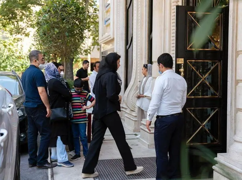 تصویری از فضای پرشور و ورودی رستوران محسن با حضور مشتریان، نشان‌دهنده محیطی دلنشین و خدمات عالی این مجموعه غذایی.