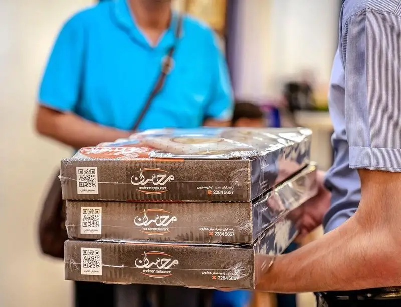 سفارش غذای خوشمزه ایرانی از رستوران محسن تهران، آماده تحویل به مشتریان با بسته‌بندی بهداشتی و شیک برای بیرون‌بر و کترینگ.