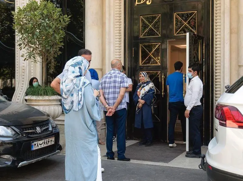 نمایی از مشتریان و فضای ورودی شلوغ رستوران محسن، با طراحی لوکس و جذاب، در انتظار ورود به یک تجربه غذایی بی‌نظیر.