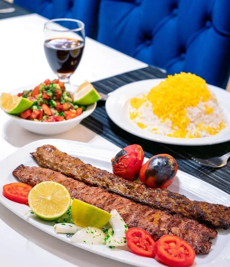 سفره ای دلنشین از کباب کوبیده ممتاز رستوران محسن همراه با برنج زعفرانی، سالاد شیرازی و مخلفات تازه.
