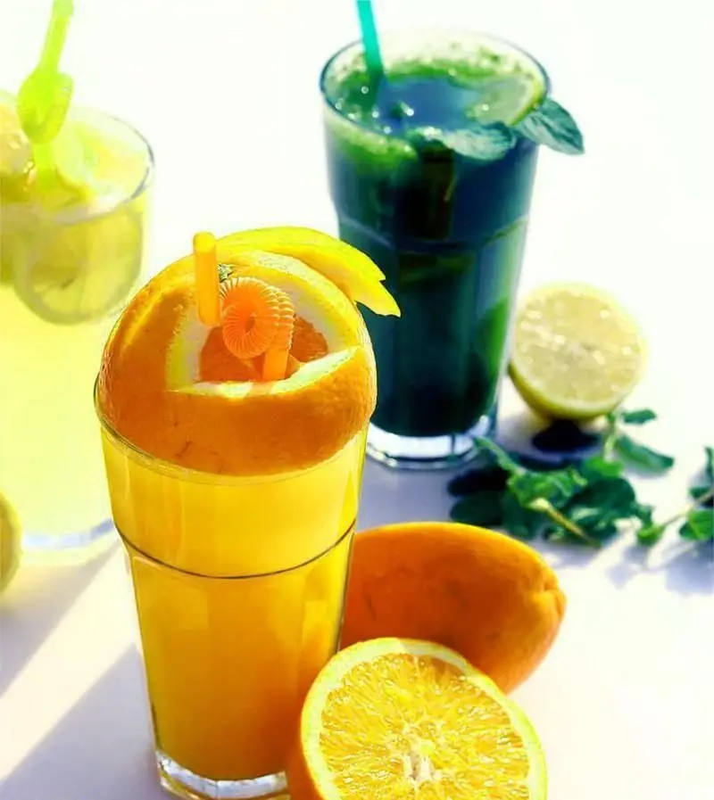 آب پرتقال تازه و نوشیدنی های خنک و سالم در منوی رستوران فرنگی وی آی پی سورینت، مناسب برای روزهای گرم تابستان.