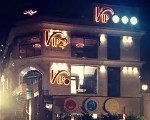 نمای بیرونی رستوران فرنگی وی آی پی سورینت در شب، با تابلوهای نئونی درخشان و محیطی لوکس و مدرن برای تجربه‌ای دلنشین.