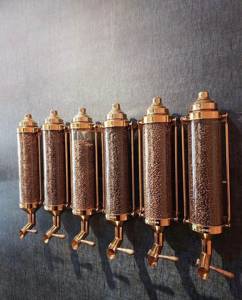 شش دیسپنسر لوکس و جذاب قهوه لوش، پر از دانه قهوه تازه برشته شده، مناسب برای دکوراسیون شیک و سرو آسان در کافه یا فروشگاه.