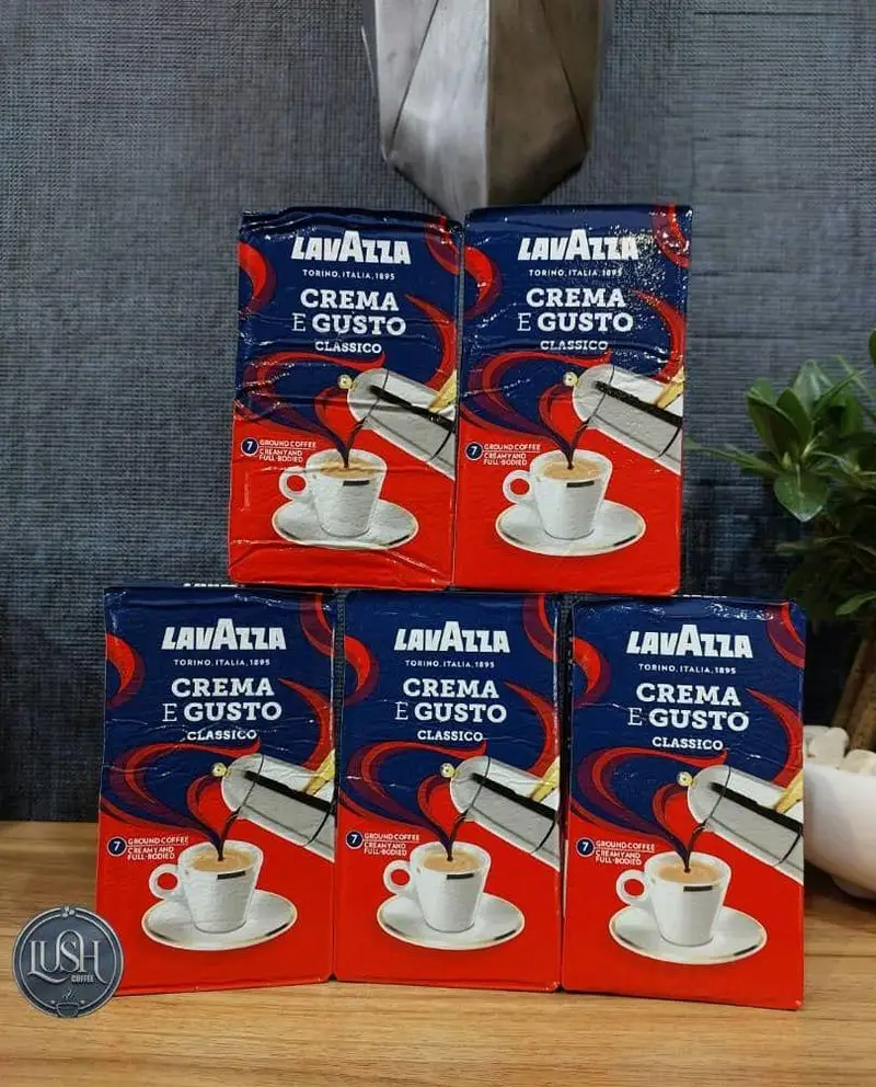 پنج بسته قهوه لاوازا کرما گوستو کلاسیکو (Crema e Gusto Classico) اصل. قهوه آسیاب شده Lavazza مناسب اسپرسو و موکاپات از برند Lush Coffee.