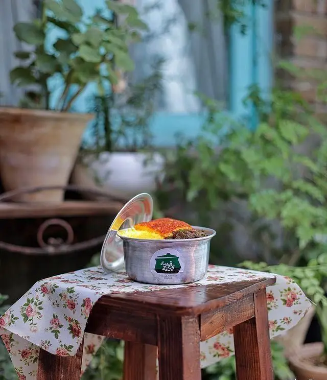 تصویری از غذای لذیذ قیمه قورمه در ظرف مخصوص، با لوگوی رستوران قیمه قورمه، انتخابی عالی برای غذای ایرانی سنتی و بیرون‌بر.