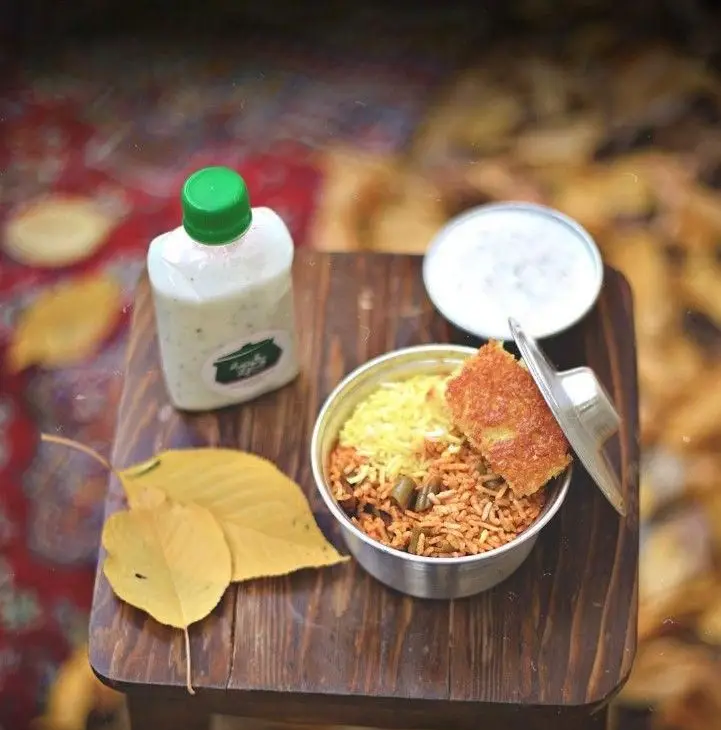 غذای ایرانی رستوران قیمه قورمه شامل برنج، قیمه و ته دیگ با دوغ و ماست در محیطی پاییزی و دلنشین. مناسب سفارش آنلاین.