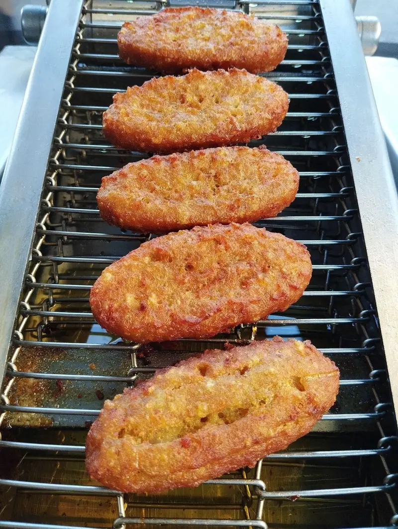 پنج شامی طلایی و لذیذ، محصول غذای خانگی شامی یامی، تازه از سرخ‌کن روی گریل برای مشتریان آماده شده‌اند. تجربه‌ای خوشمزه.