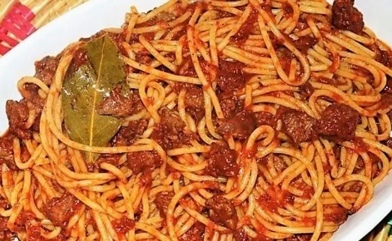 اسپاگتی خانگی ویژه شامی یامی با سس گوشت غلیظ و برگ بو، یک انتخاب عالی و لذیذ برای تجربه طعم بی‌نظیر غذای خانگی اصیل.