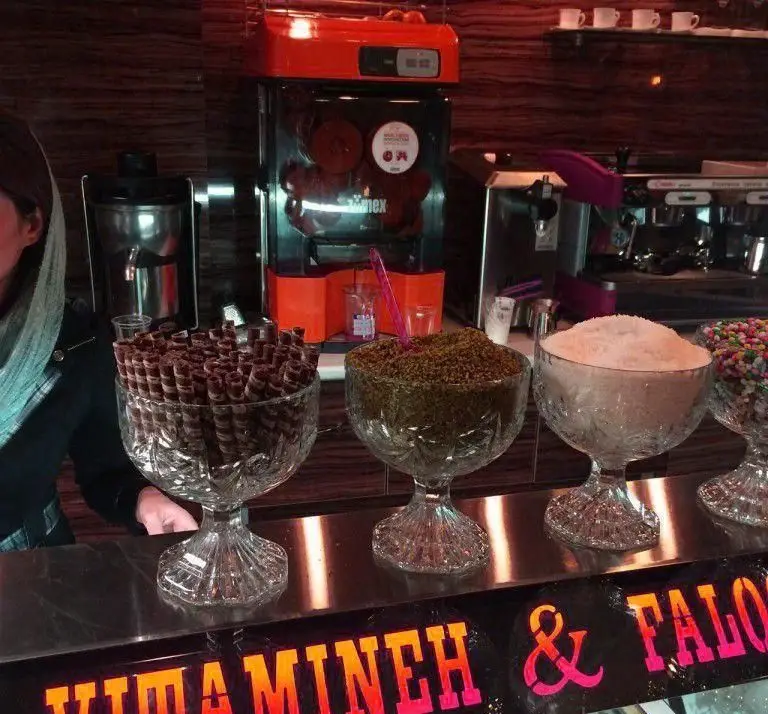 تنوع بی‌نظیر تاپینگ‌های تازه آبمیوه و بستنی شاهو؛ ویفر، مغز، پودر نارگیل و اسپرینکل برای دسرهای ویتامینه و فالوده.