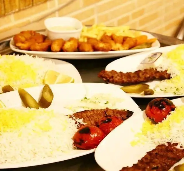 چلو کباب کوبیده، کباب برگ، گوجه کبابی، خیارشور و انواع غذاهای فرنگی؛ سفره خانه سنتی باغ فردوس، طعم اصیل ایرانی