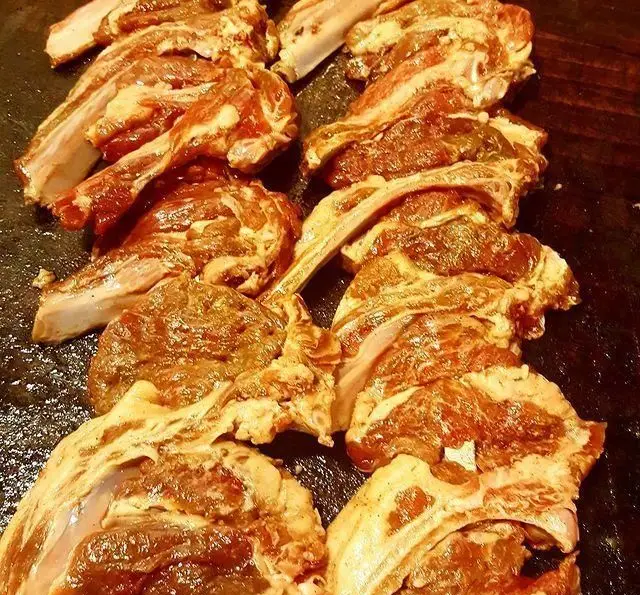 شیشلیک‌های تازه و مزه‌دار سفره خانه سنتی باغ فردوس، آماده کباب شدن برای یک تجربه بی‌نظیر غذای اصیل و سنتی