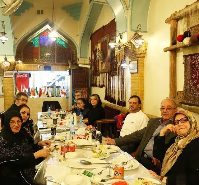 تصویری از مشتریان و فضای دلنشین سفره خانه سنتی باغ فردوس، مکانی عالی برای دورهمی‌های دوستانه و خانوادگی با غذای اصیل ایرانی
