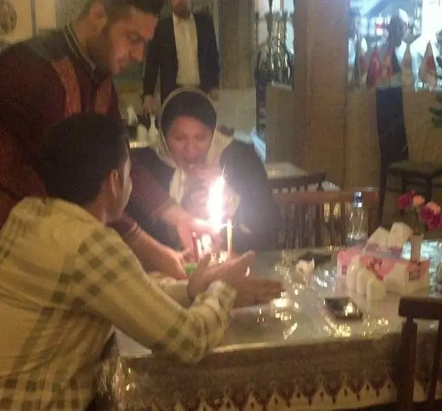 مشتریان در حال جشن گرفتن لحظات شاد خود در سفره خانه سنتی باغ فردوس، تجربه‌ای دلنشین و به یادماندنی از دورهمی.