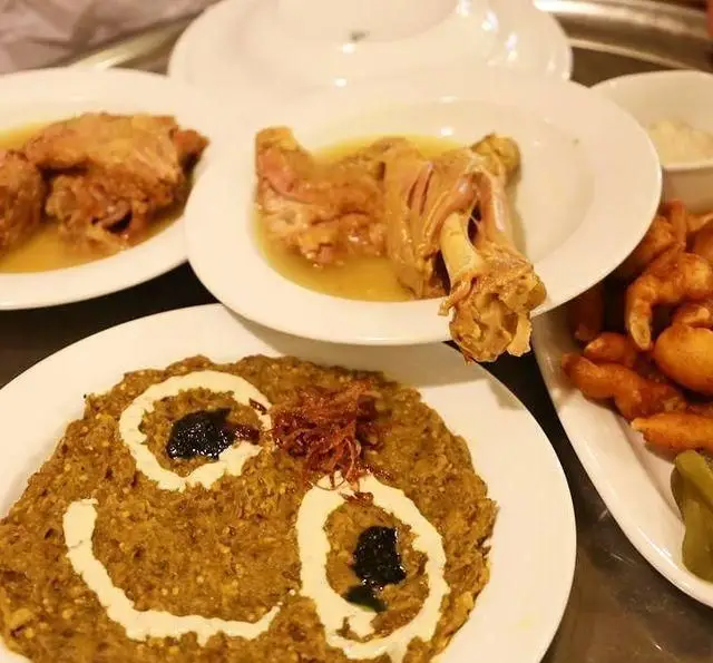 سفره خانه سنتی باغ فردوس: لذت چشیدن کشک بادمجان لبخنددار، گوشت آبگوشتی و دیگر غذاهای اصیل ایرانی.