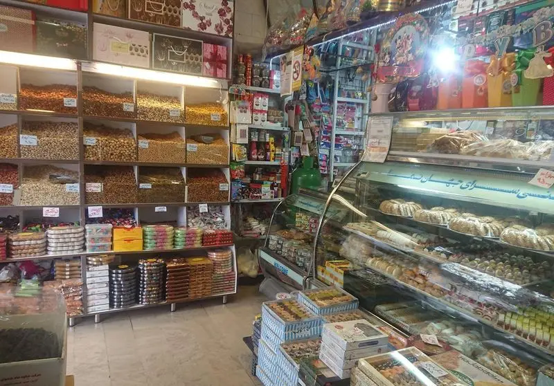 قنادی جهان نما، فروشگاه بزرگ شیرینی، کیک، اجیل و خشکبار با تنوع بالا. نمایش محصولات تازه و باکیفیت در محیطی دلنشین.