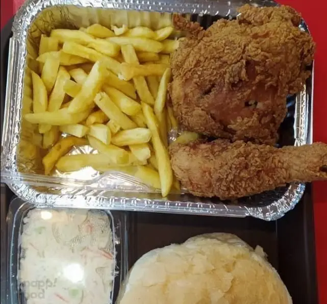 پک غذای فست فود پاپینوس شامل مرغ سوخاری ترد، سیب زمینی سرخ کرده طلایی، سالاد کلم تازه و نان، آماده سرو و تحویل.