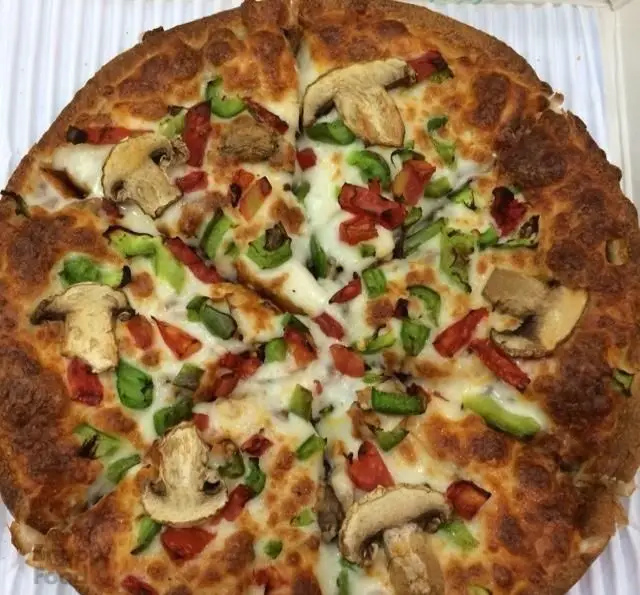 پیتزای جذاب و خوش طعم فست فود پاپینوس با رویه قارچ، فلفل دلمه سبز و قرمز و پنیر آب شده طلایی، غذای لذیذ و پرطرفدار.