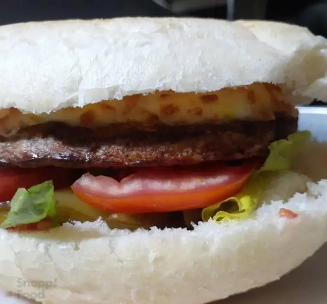 ساندویچ خوشمزه و ویژه فست فود پاپینوس شامل برگر گوشت، پنیر آب شده، گوجه فرنگی تازه و کاهو در نان باگت.
