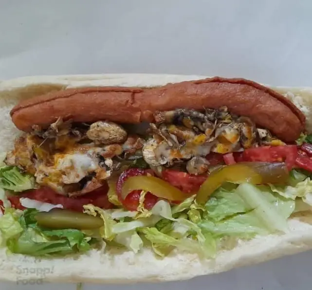 ساندویچ پرملات فست فود پاپینوس با سوسیس، تخم‌مرغ و قارچ، همراه با کاهو، گوجه و خیارشور تازه. لذیذ و دلپذیر.