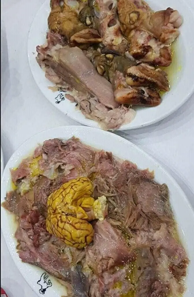 طباخی بره سفید: دو ظرف پر از کله پاچه اصیل ایرانی شامل مغز و گوشت بره پخته شده با طعم بی‌نظیر برای مشتریان.