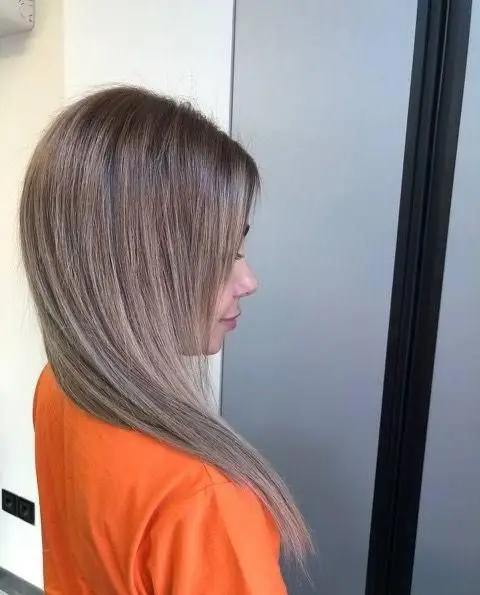 رنگ موی قهوهای روشن با هایلایتهای نسکافهای و دودی روی موهای صاف و متوسط، نمونه کار رنگ و لایت تخصصی و شیک زنانه