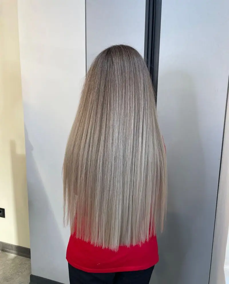 خدمات رنگ و لایت موی بلند و صاف با تکنیک بالیاژ و دکلره بلوند خاکستری روشن، نمونه کار حرفهای رنگ موی زنانه شیک و درخشان