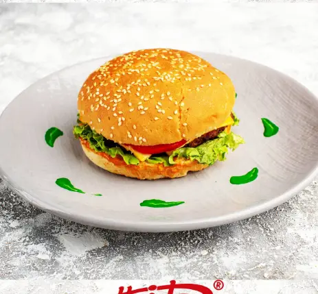 همبرگر لذیذ و تازه ساندویچ هایدا، با نان کنجدی، پنیر، کاهو و گوجه فرنگی. منوی جذاب هایدا برای سفارش آنلاین و تجربه‌ای خوشمزه.