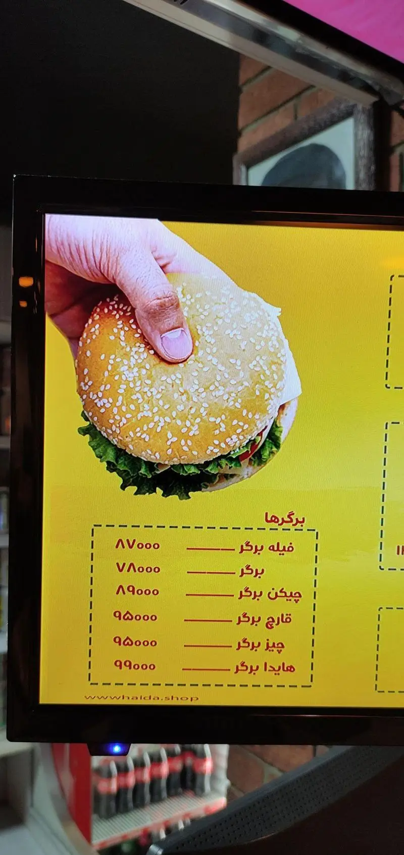 منوی دیجیتال ساندویچ هایدا شامل انواع برگرها نظیر فیله، چیکن، قارچ، چیز و هایدا برگر با قیمت‌ها و تصویر یک برگر لذیذ.