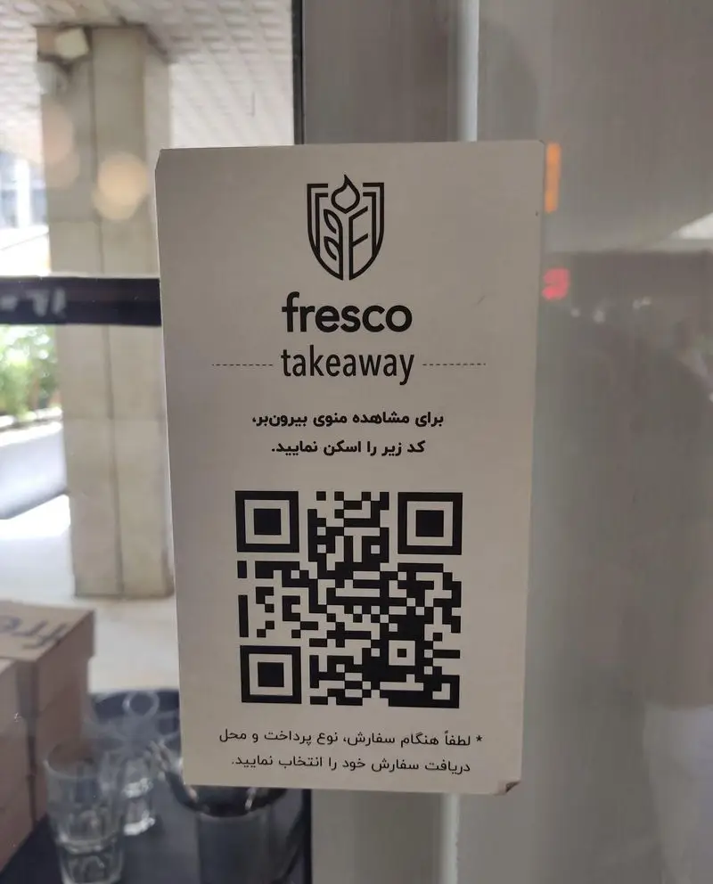 پوستر رستوران فرسکو برای منوی بیرون‌بر با QR کد، جهت مشاهده آنلاین منو، انتخاب پرداخت و تعیین محل دریافت سفارش.