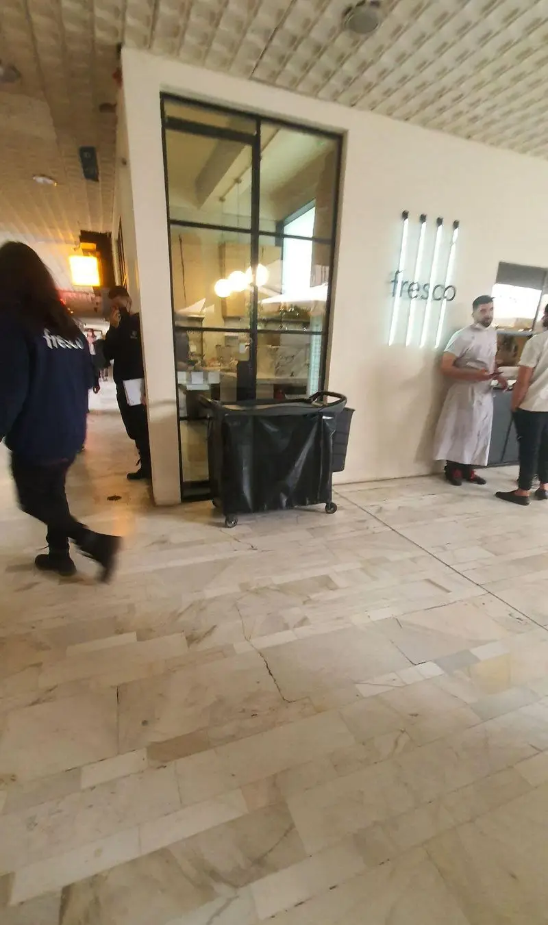 تصویری از ورودی رستوران فرسکو با نمای شیشه‌ای و پرسنل آماده به خدمت. فضایی مدرن و دکوراسیون شیک برای مشتریان عزیز فرسکو.