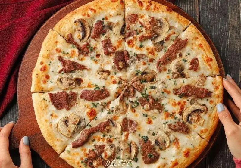 پیتزا قارچ و گوشت لذیذ فست فود د ل پ با سس سفید و پنیر فراوان روی تخته چوبی، آماده سرو، تجربه‌ای خوشمزه از د ل پ.