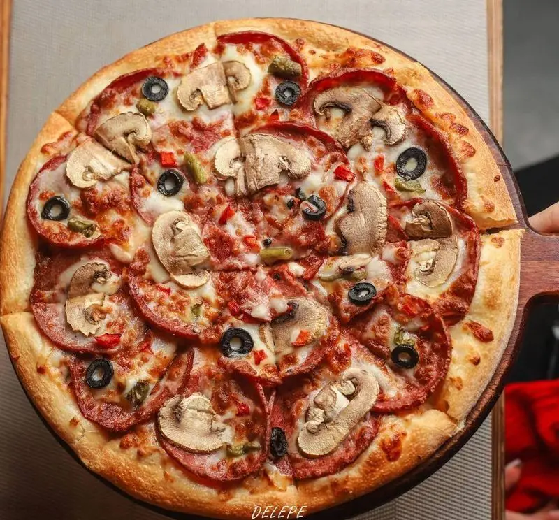 پیتزا پپرونی و قارچ خوشمزه فست فود د ل پ با زیتون و فلفل. بهترین پیتزای تهران برای سفارش آنلاین و حضوری.