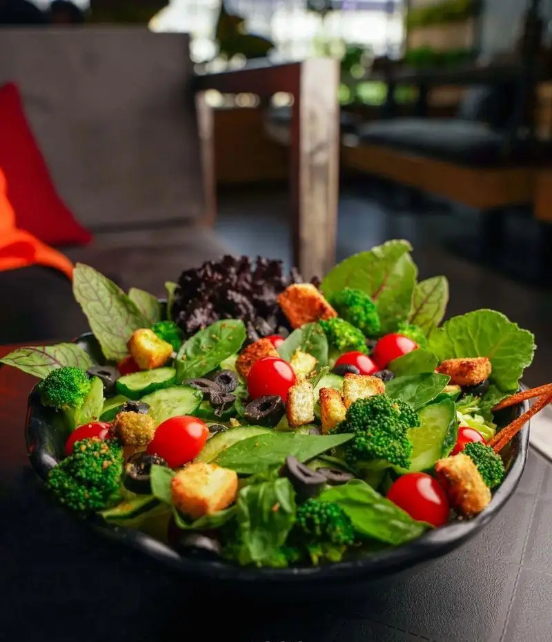 سالاد سالم و رژیمی فست فود د ل پ، با سبزیجات تازه، بروکلی، گوجه گیلاسی، زیتون سیاه و نان کروتون ترد.