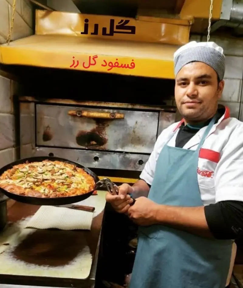 سرآشپز فستفود گل رز پیتزای تازه و داغ را از فر خارج می‌کند. بهترین پیتزاها و فستفودهای با کیفیت را در گل رز تجربه کنید.