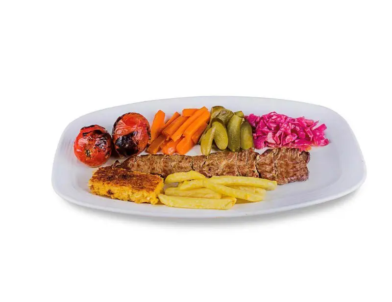 بشقاب کامل کباب رستوران صدر سان (شعبه فاطمی) شامل کباب، ته دیگ زعفرانی، سیب زمینی سرخ کرده، گوجه کبابی و انواع ترشی.