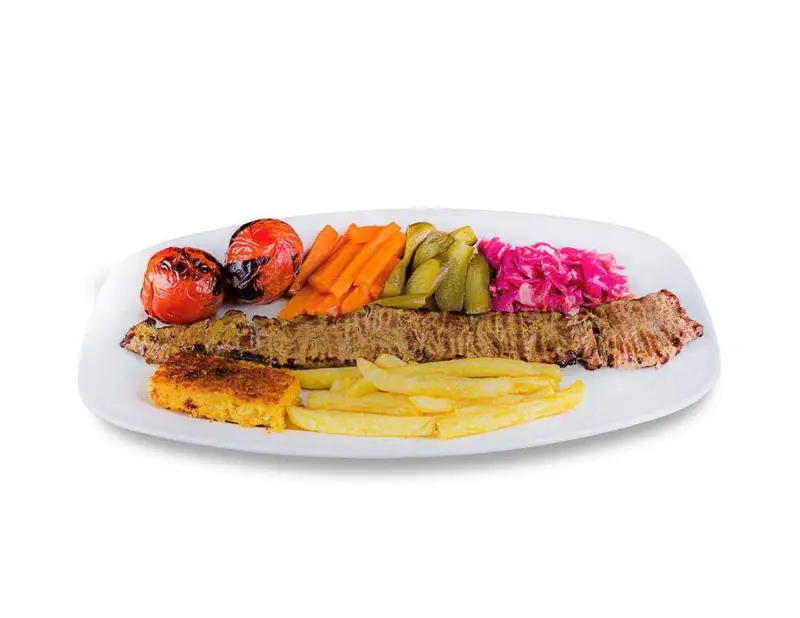 یک بشقاب چلوکباب کوبیده با گوجه کبابی، سیب زمینی سرخ کرده، ته دیگ و مخلفات شامل ترشی در رستوران صدر سان (شعبه فاطمی)