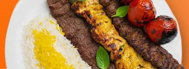 چلوکباب کوبیده و جوجه به همراه گوجه کبابی و برنج زعفرانی از رستوران صدر سان (شعبه فاطمی)، غذای اصیل ایرانی.